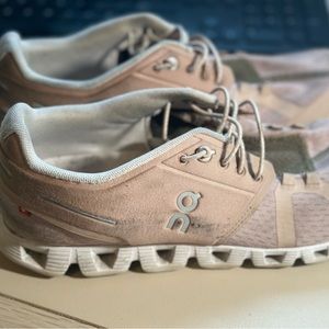 Tennis shoes